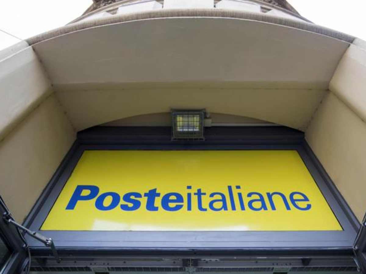 Insegna di un ufficio postale vista dal basso
