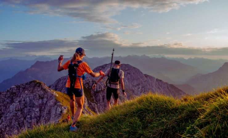 ragazzi camminano in montagna