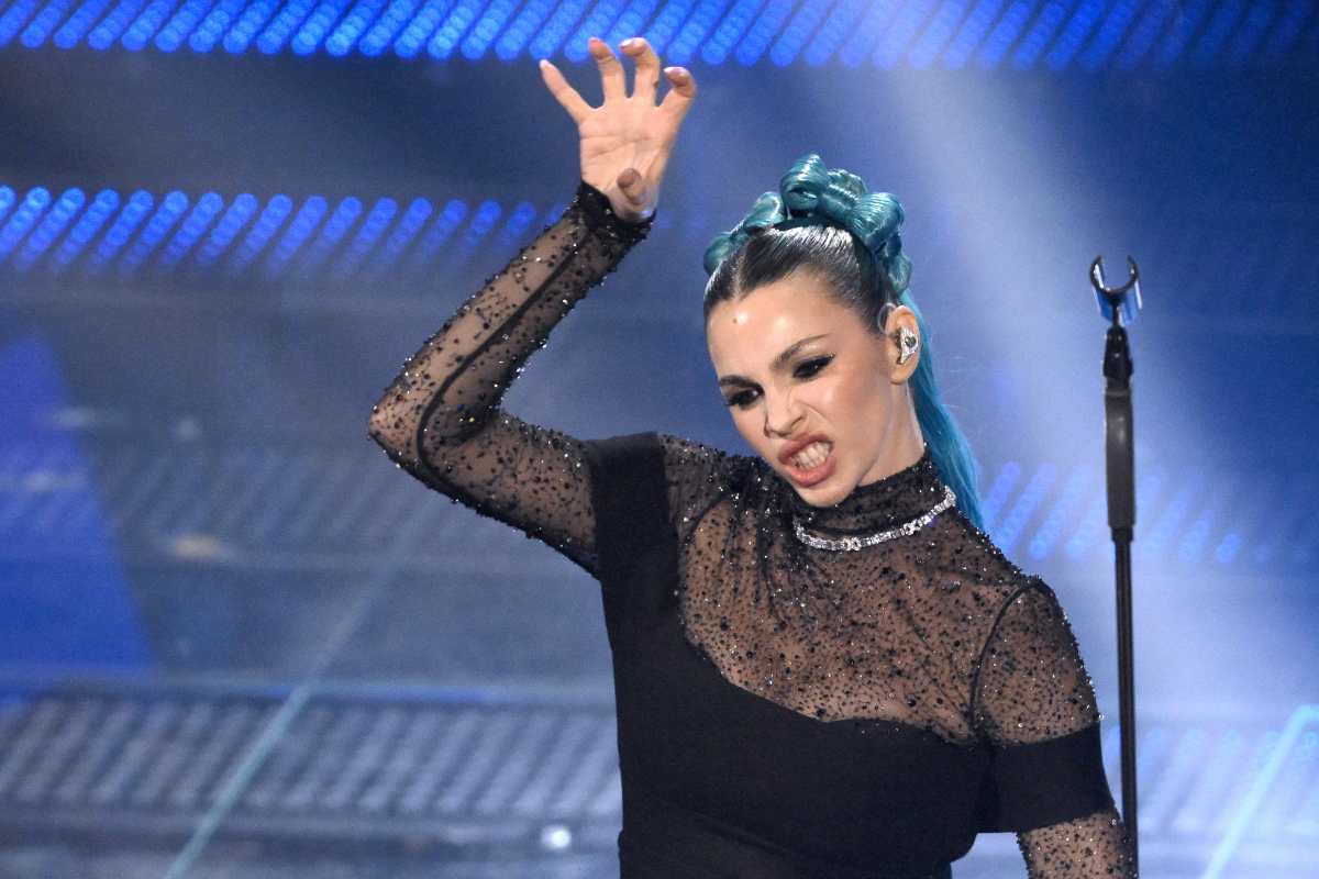 rose villain fa il verso a fine canzone