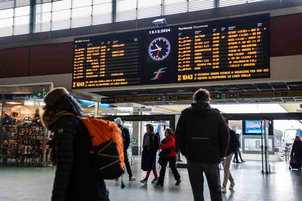 una stazione con tabellone