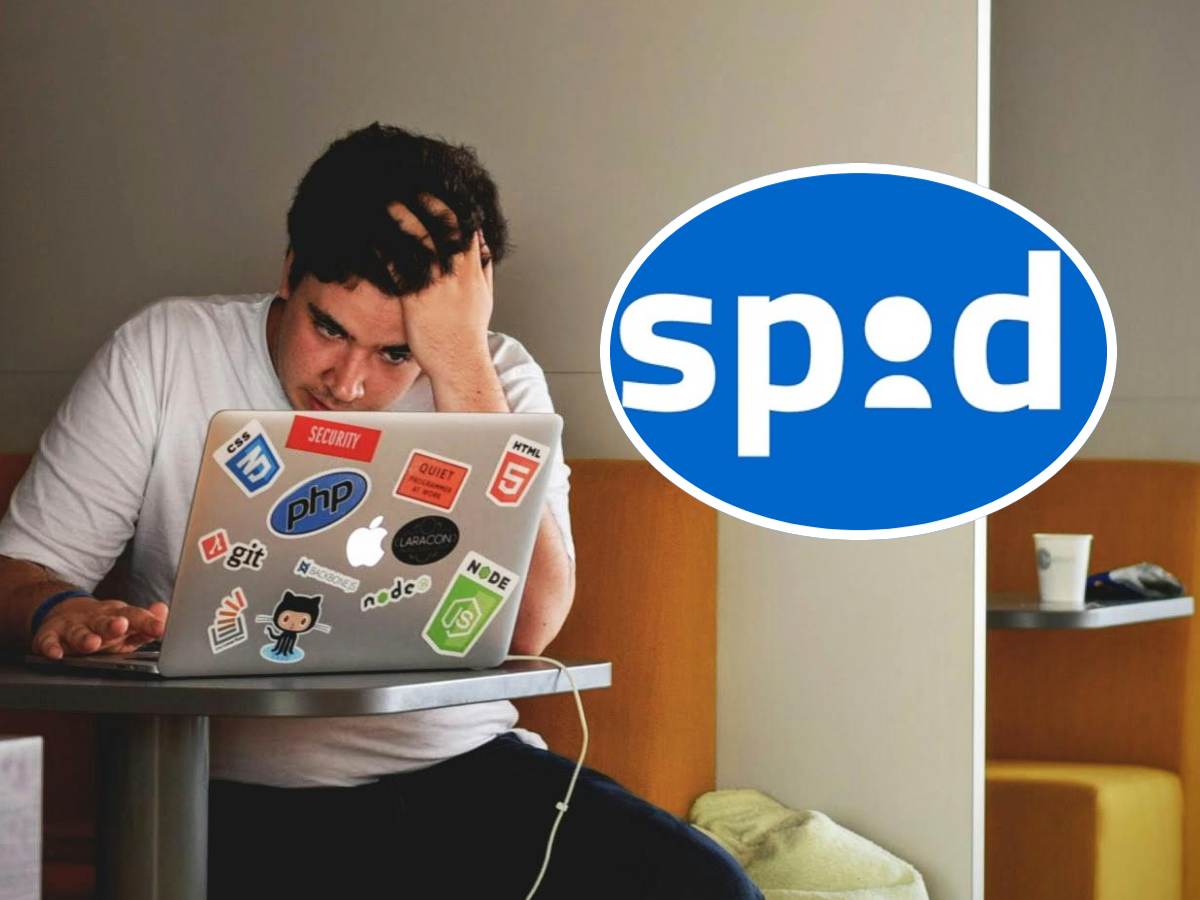 Ragazzo al computer preoccupato