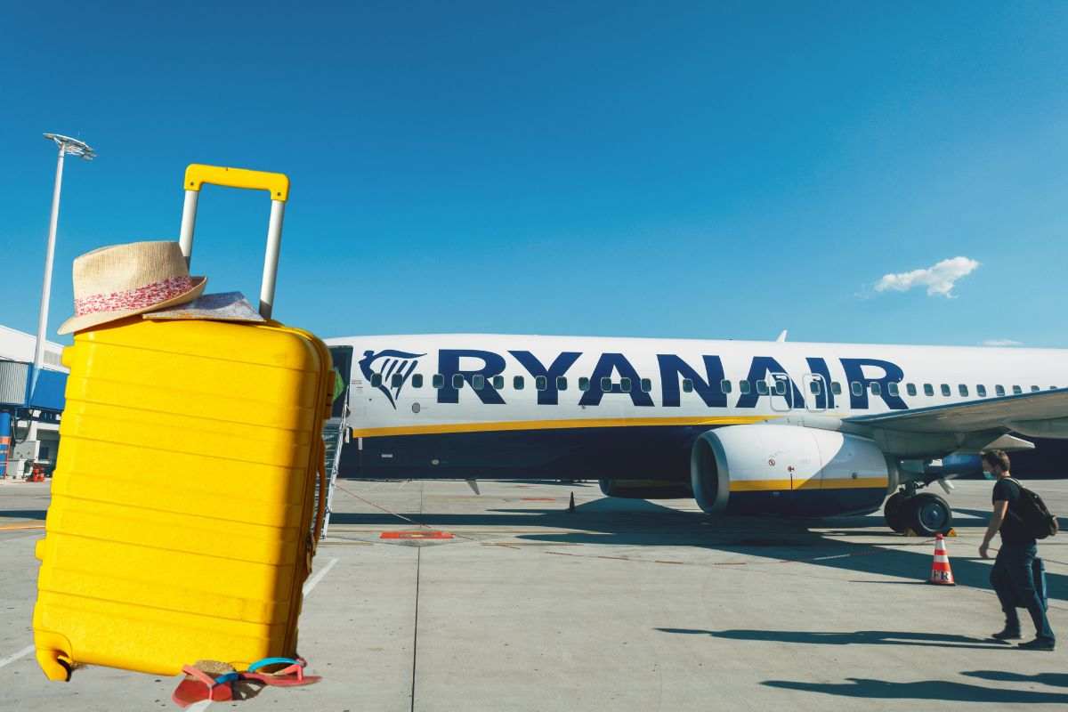 trolley in primo piano e aereo ryanair dietro