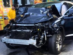 Auto distrutta dopo essersi catapultata nella folla