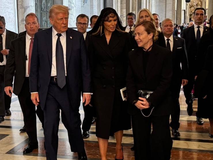 I Trump escono da San Pietro insieme con Giorgia Meloni dopo i funerali di Papa Francesco