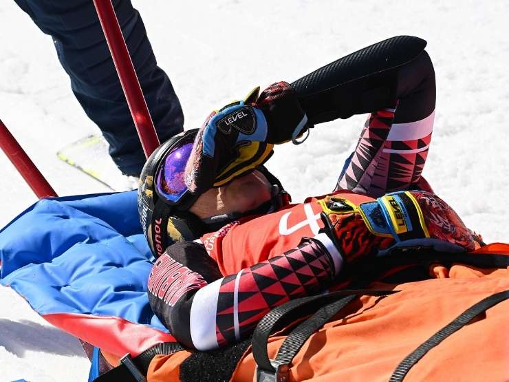 Federica Brignone viene soccorsa dopo la caduta