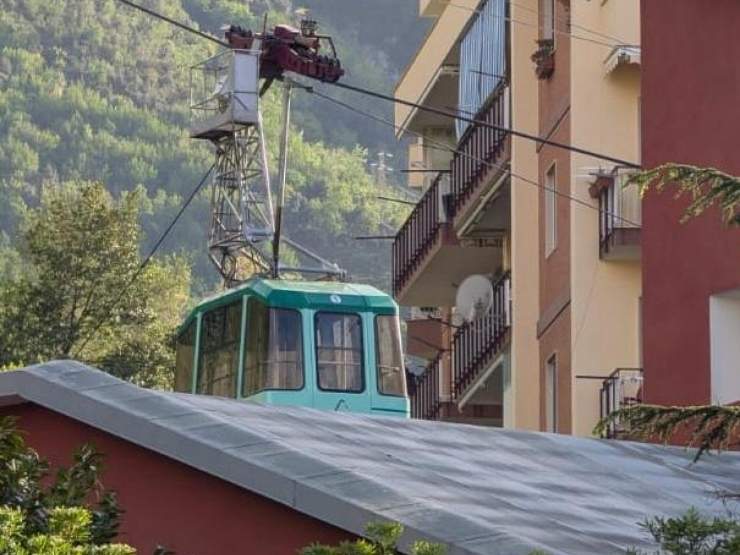 La cabina della funivia rimasta bloccata a monte sul Faito