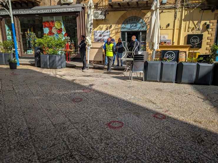 I cerchi sull'asfalto segnati dagli investigatori per le indagini