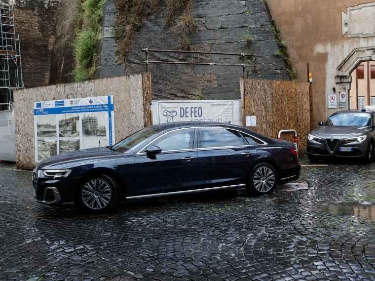 L'auto con a bordo Sergio Mattarella lascia l'ospedale Santo Spirito di Roma. Il Capo dello Stato è stato dimesso dopo l'impianto del pacemaker