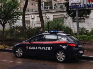Medico aggredito stampella