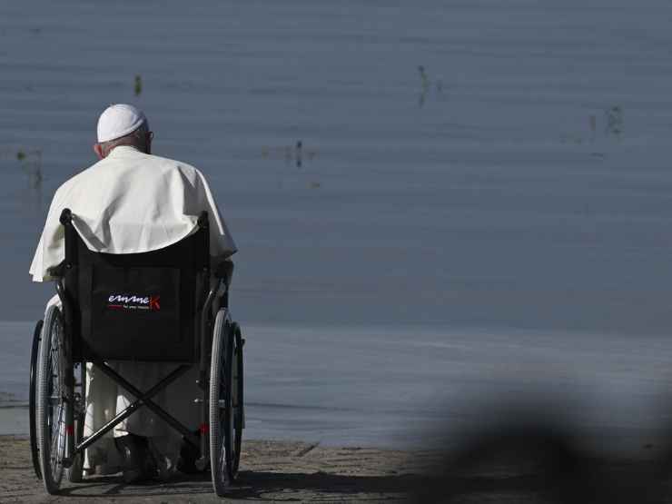 Papa Francesco carrozzina