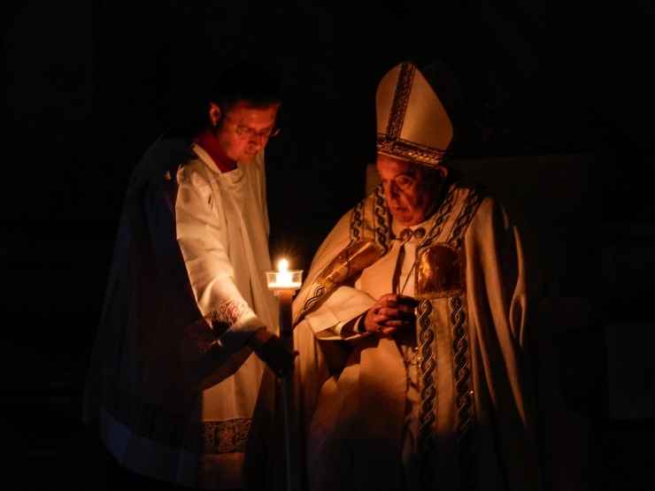 Papa Francesco luce nel buio