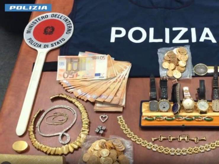 La polizia mostra parte della refurtiva sequestrata nel corso delle indagini che hanno smantellato un'organizzazione dedita alle truffe telefoniche agli anziani