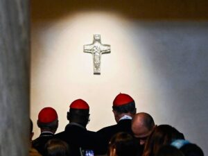 I cardinali arrivano a Santa Maria Maggiore per salutare Papa Francesco
