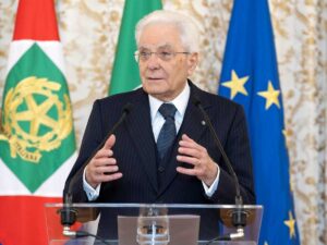 Sergio Mattarella a un incontro pubblico