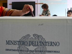 Un cittadino restituisce la scheda elettorale dopo aver votato