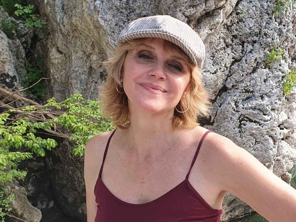 L'attrice Valentina Tomada sorride durante una giornata fuori