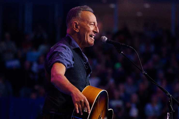 bruce springsteen canta seduto con la chitarra