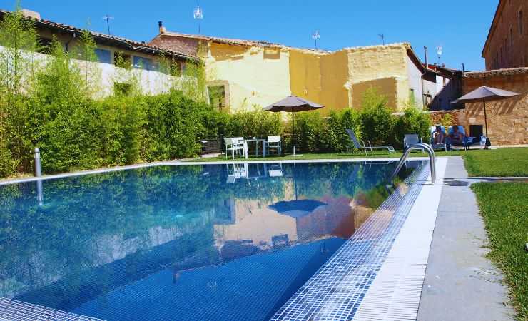 piscina in una giornata estiva