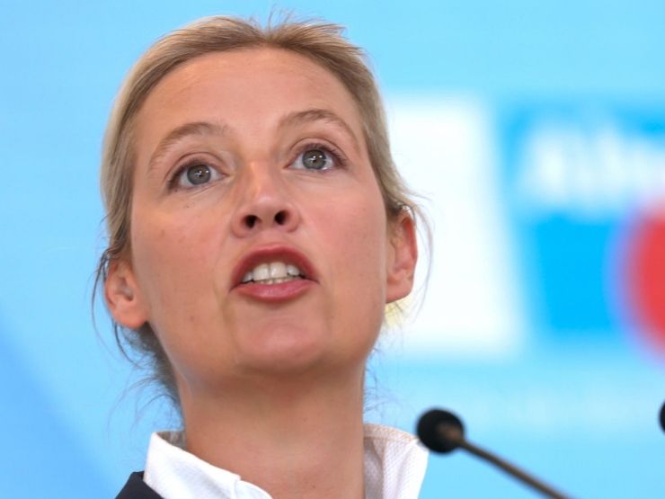 Alice Weidel parla al pubblico