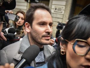 Andrea Sempio parla con i giornalisti