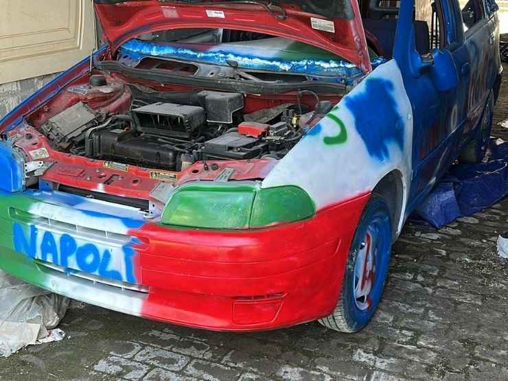 Auto abbandonata Napoli