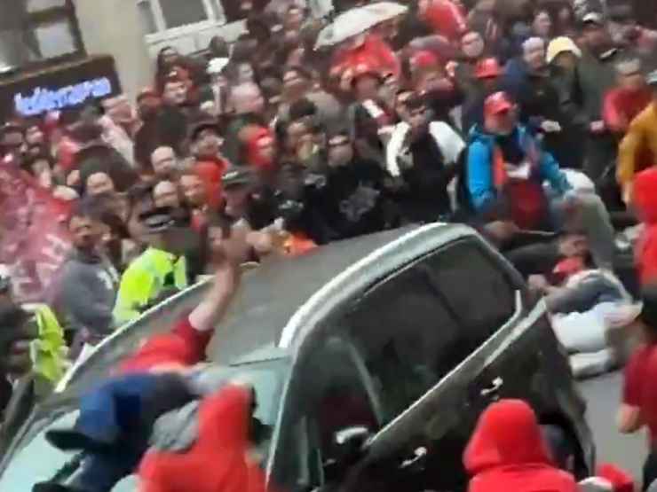 Auto sulla folla Liverpool
