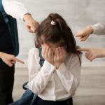 Una bambina vittima di bullismo