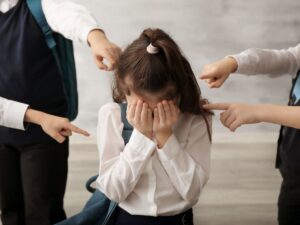 Una bambina vittima di bullismo
