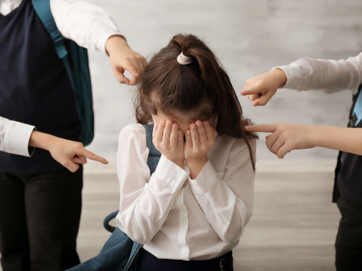 Bullismo e cyberbullismo, potenziati il numero di emergenza e l’app: come denunciare e chiedere aiuto Bullismo e cyberbullismo, potenziati il numero di emergenza e l’app: come denunciare e chiedere aiuto