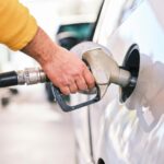 Una persona fa benzina al self