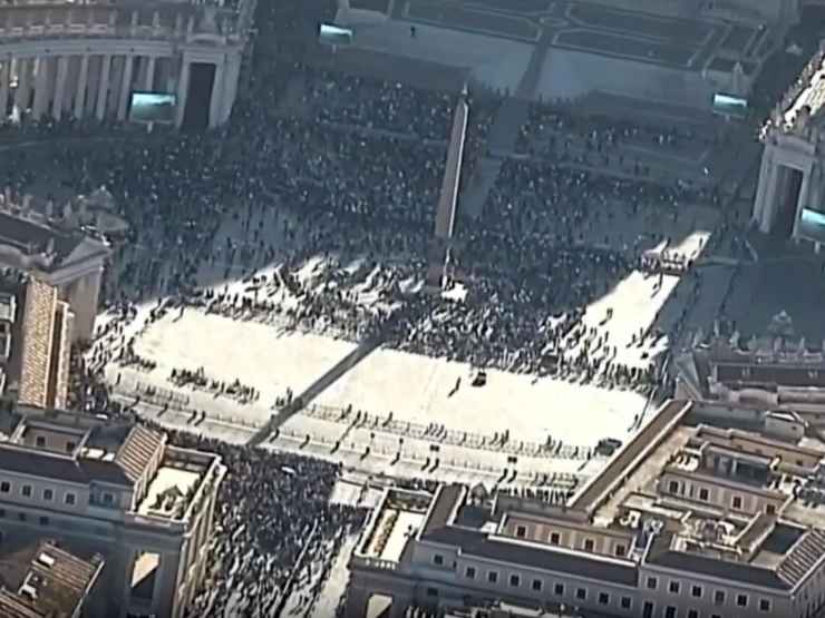 Conclave 8 maggio fedeli piazza San Pietro