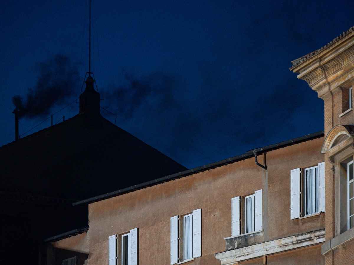 Conclave per il nuovo Papa, fumata nera dopo moltissima attesa: ecco perché i cardinali hanno tardato nella votazione Conclave per il nuovo Papa, fumata nera dopo moltissima attesa: ecco perché i cardinali hanno tardato nella votazione