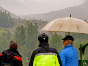 Tre persone guardano il crollo del ghiacciaio in Svizzera