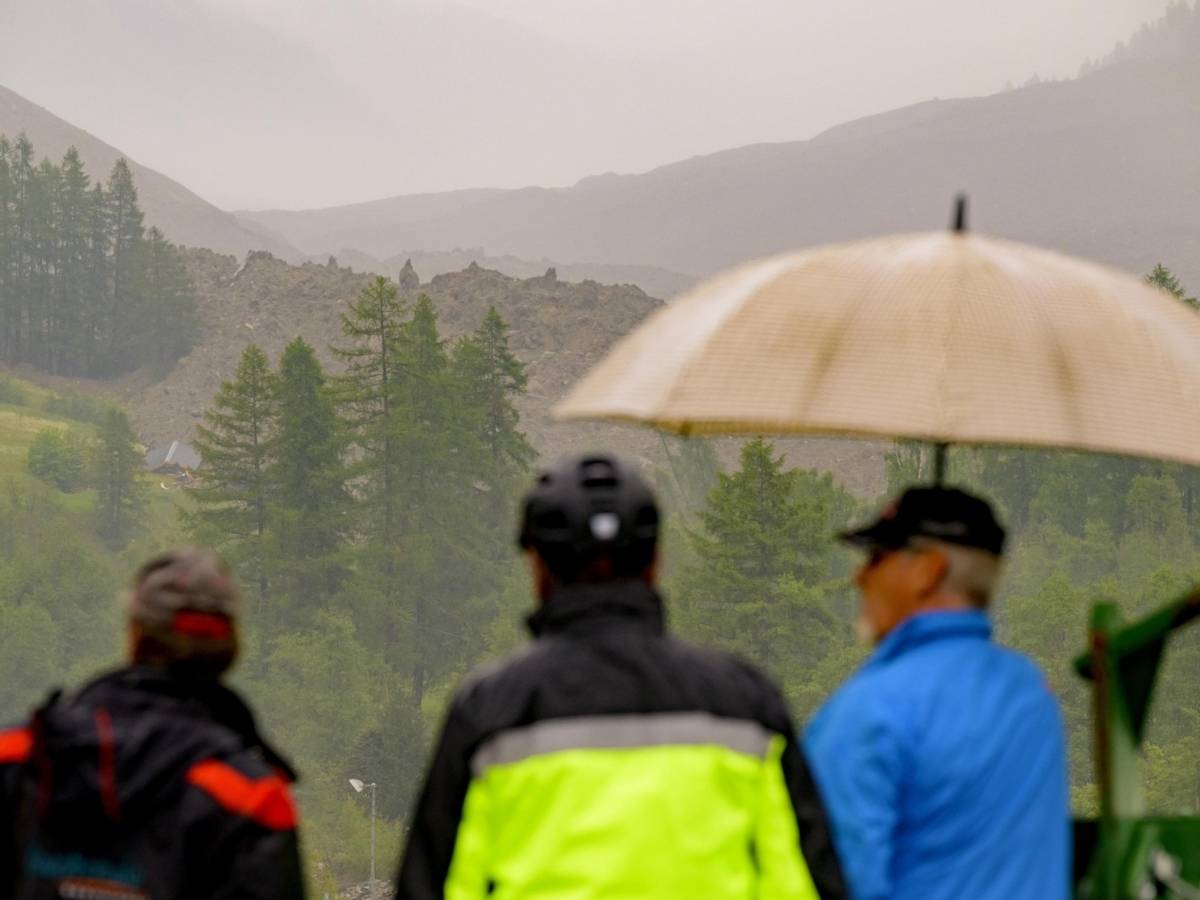 Tre persone guardano il crollo del ghiacciaio in Svizzera