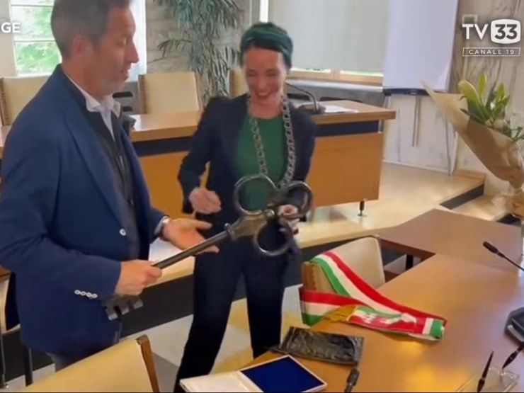 Il momento in cui la neo sindaca Katharina Zeller posa sul tavolo la fascia tricolore