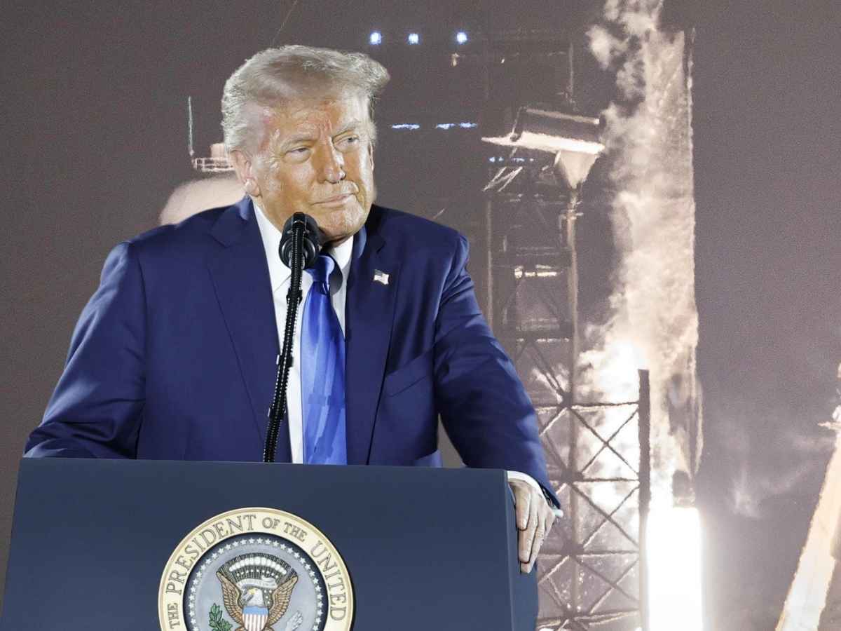 Donald Trump, l’uomo delle stelle: il presidente Usa stanzia 8 miliardi di dollari per la Nasa. Obiettivo: esplorare Luna e Marte Donald Trump, l’uomo delle stelle: il presidente Usa stanzia 8 miliardi di dollari per la Nasa. Obiettivo: esplorare Luna e Marte