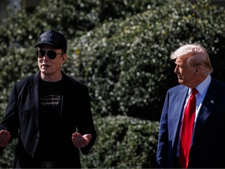 Elon Musk e Donald Trump prima dell'insediamento del tycoon alla Casa Bianca a Mar-a-Lago
