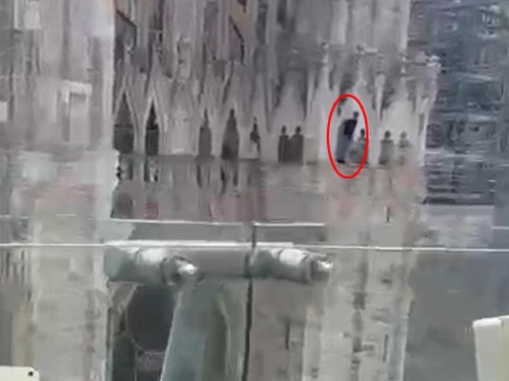 Gli attimi in cui Emanuele De Maria sta per lanciarsi dal Duomo di Milano