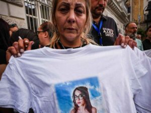 Enza Cossentino, madre di Martina Carbonaro con in mano una maglietta con la foto della figlia
