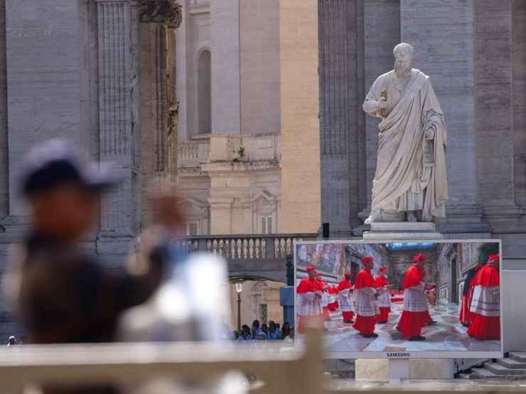 Fedeli in piazza San Pietro