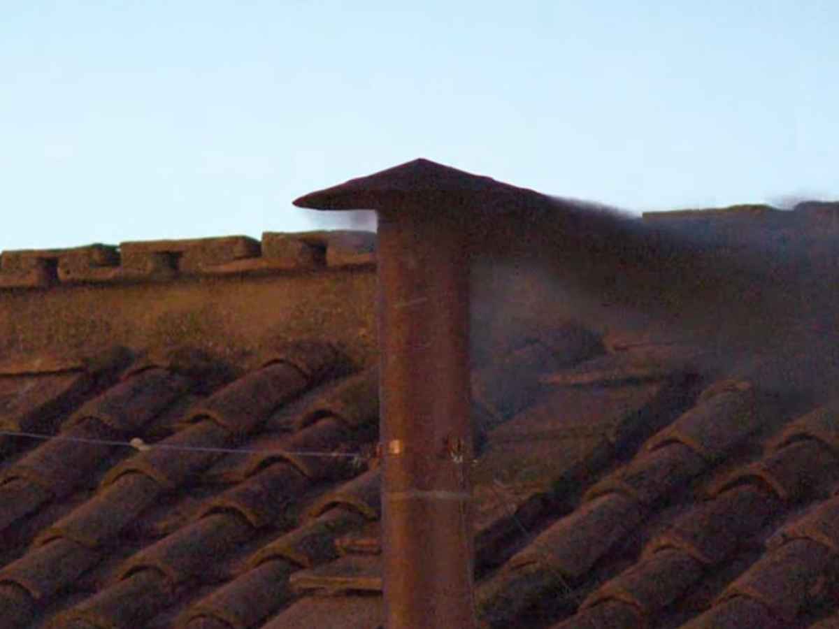 Ultim’ora: primo giorno di conclave, è uscita la fumata. Cresce l’attesa per il nuovo Papa: fedeli riuniti in piazza San Pietro Ultim’ora: primo giorno di conclave, è uscita la fumata. Cresce l’attesa per il nuovo Papa: fedeli riuniti in piazza San Pietro