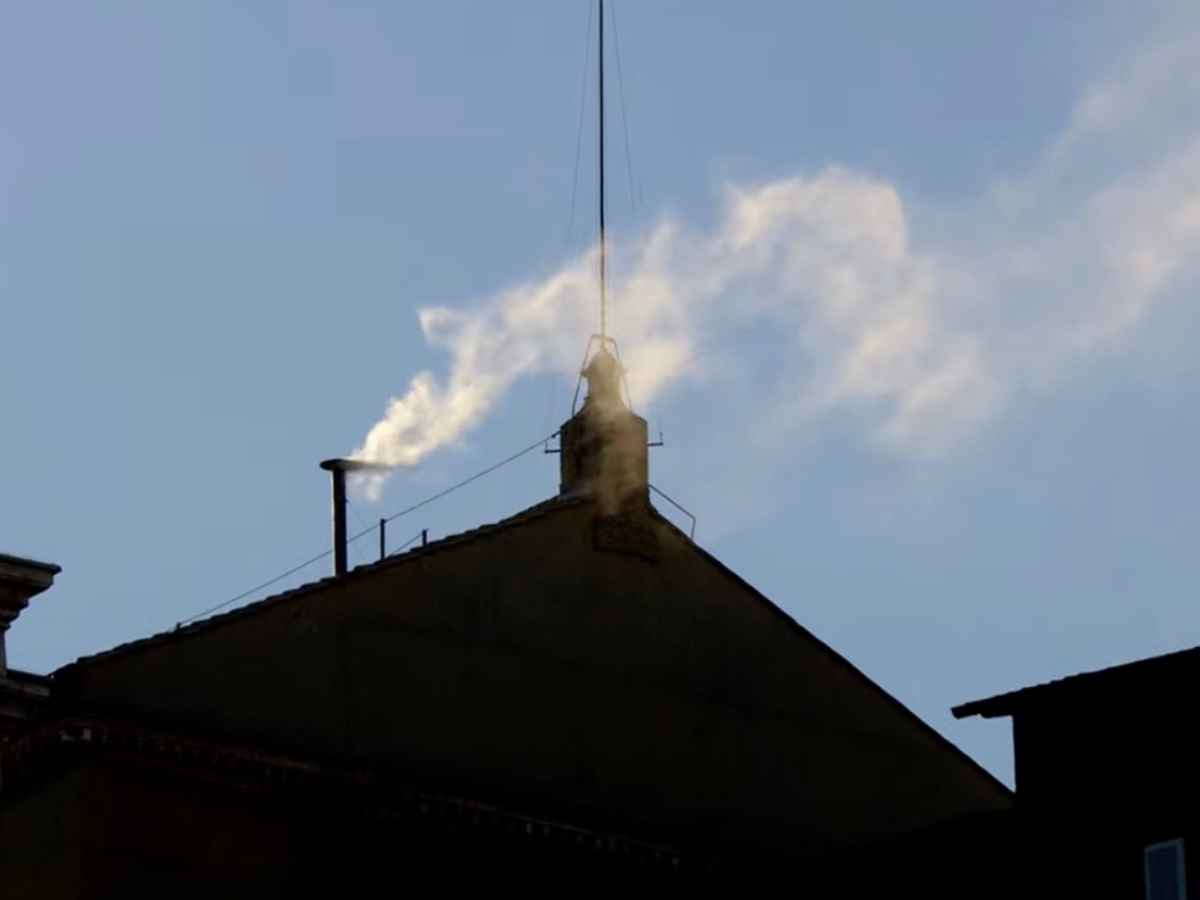 Conclave finito, c’è la fumata: folla festante in piazza San Pietro. “C’è il nuovo Papa, ecco chi è” Conclave finito, c’è la fumata: folla festante in piazza San Pietro. “C’è il nuovo Papa, ecco chi è”