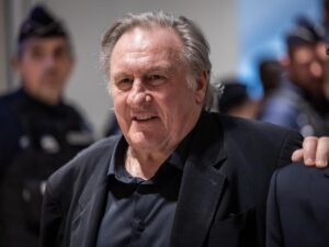L'attore Gérard Depardieu sorride ai fotografi