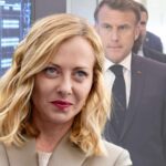 In primo piano la premier Giorgia Meloni, sullo sfondo il presidente francese Emmanuel Macron