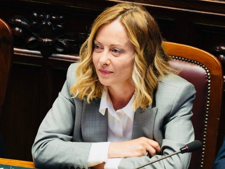 Giorgia Meloni sorride mentre Magi va in giro per la Camera travestito da fantasma