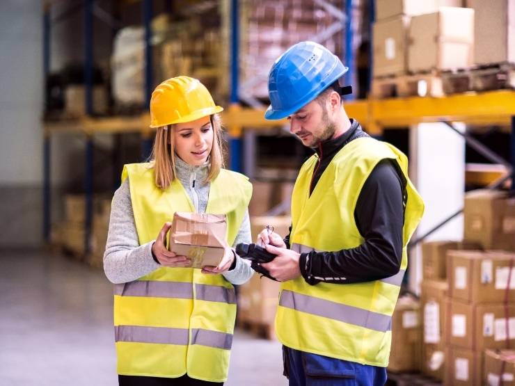 Due giovani operai al lavoro