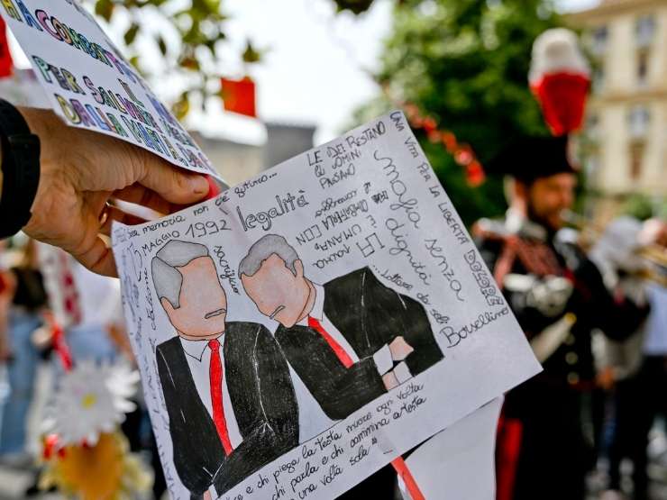 Un disegno che ritrae Giovanni Falcone e Paolo Borsellino durante le celebrazioni del 23 maggio 2025