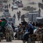 Persone scappano a Gaza