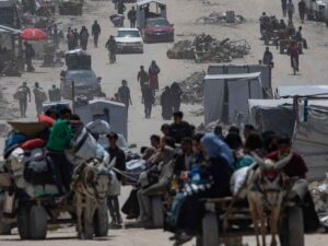 Persone scappano a Gaza