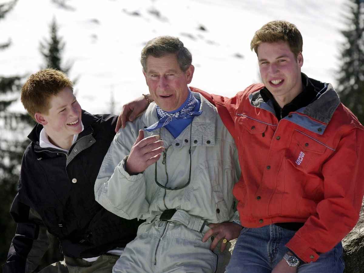 I principi Harry e William da piccoli insieme al padre Carlo quando non era ancora re